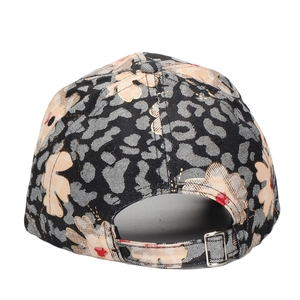 Vue arrière de casquette de baseball à motif léopard floral avec boucle en métal argenté