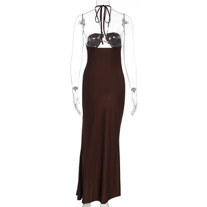 Détail du design dos nu croisé sur la robe de soirée longue marron foncé à licou