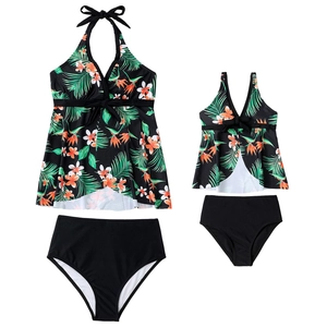 Détail du haut de tankini à fleurs avec nœud et culotte haute en vue à plat du produit