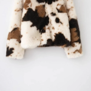 Veste courte en fausse fourrure à imprimé vache en blanc, marron et noir
