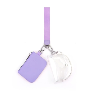 Dettaglio del set portafoglio viola con cordino, custodia quadrata e mini borsa PVC