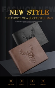 Makro-Detail der dreifach gefalteten Herrenbörse mit Hirsch-Prägung und Lederstruktur