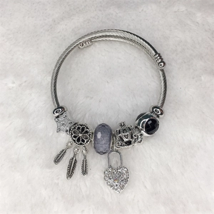 Bracciale in acciaio titanio argento con ciondoli stella, cuore e acchiappasogni su pelo