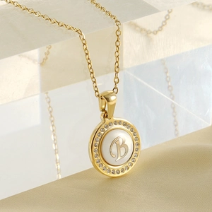 Collier Pendentif Initiale Ronde Acier Inoxidable Plaqué Or 18K Avec Incrustation De Coquille Et Zircone Pour Femme