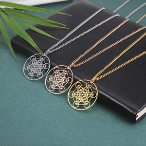 Colliers avec pendentif cube de Métatron en finitions or, argent et or rose