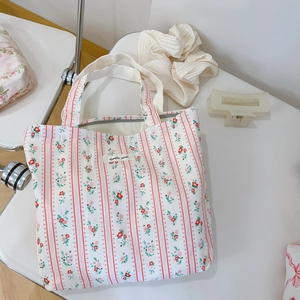 Détail du petit sac en coton à fleurs et rayures avec étiquette tissée simple wish