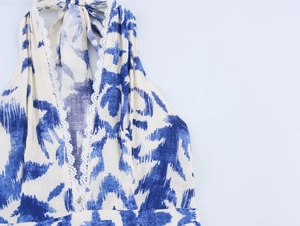 Vue détaillée du col licou tie-dye avec bordure en dentelle blanche sur robe bohème