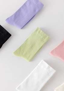 Esposizione piatta di calze di cotone lavorato a maglia in vari colori pastello