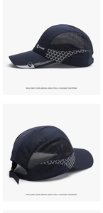 Dettaglio cappellino blu navy con pannelli in rete e cinturino posteriore regolabile
