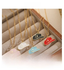 Colliers pendentifs chapeau de cowboy en émail coloré avec détail d'étoile dorée