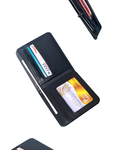 Dettaglio interno del portafoglio teschio sottile con scomparti carte e zip tasca