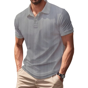 Détail macro du polo gris pour hommes avec texture côtelée verticale et boutons blancs