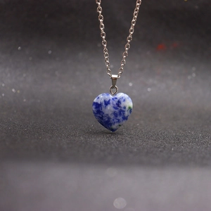 Minimalistische silberne Halskette mit herzförmigem blau-weißem Naturstein-Anhänger