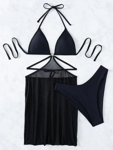 Détail d'un ensemble bikini noir trois pièces avec jupe en maille transparente assortie