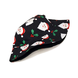 Dettaglio della stampa Babbo Natale e agrifoglio su cappello alla pescatora nero