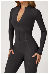 Vue détaillée du col zippé et des coutures ergonomiques du body de sport ajusté