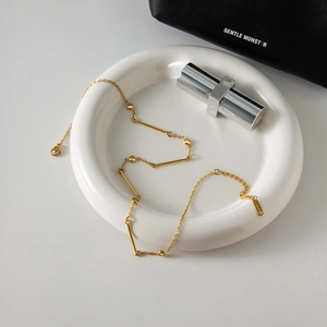 Détail du collier en acier inoxydable doré 18K avec zircons blancs et fermoir mousqueton