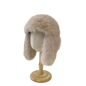 Cappello invernale in ecopelliccia beige con paraorecchie per donna e freddo