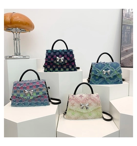 Vue détaillée des sacs bandoulière en denim avec motifs étoiles et boucle nœud