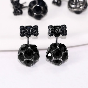 Vista macro de pendientes de lazo de cristal negro con gotas de piedras facetadas negras