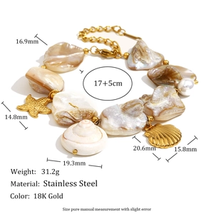 Vue détaillée d'un bracelet de perles baroques avec breloques coquillages et étoiles de mer
