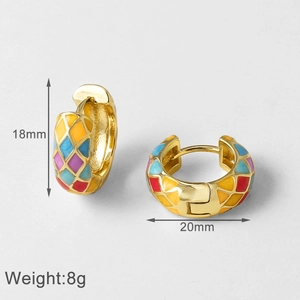 Details von 18k vergoldeten Creolen mit buntem Emaille-Rautenmuster-Design