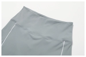 Détail du short de yoga taille haute avec tissu bleu-gris et coutures plates