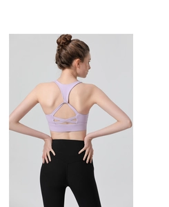 Détail du soutien-gorge de sport violet à bretelles croisées et legging noir