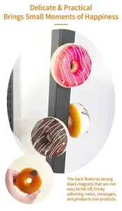 Vista detallada de imanes realistas de donuts de PU con glaseado de fresa y chocolate