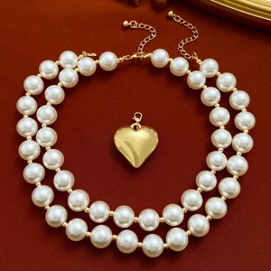 Détails du collier de perles double couche avec pendentif coeur doré et fermoir