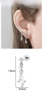 Détail des boucles d'oreilles en zircon en forme de cerf-volant, hauteur 1,92 cm et largeur 0,53 cm