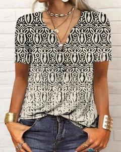 Détail d'un t-shirt à manches longues pour femmes avec col en V et motif géométrique