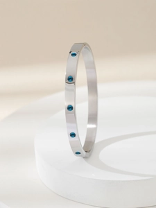 Bracciale rigido in acciaio argento lucido con cristalli blu e chiusura a cerniera