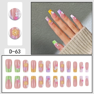 Künstliche Fingernägel mit bunten French Tips, 3D-Blumenprägung und Marmor-Textur-Design