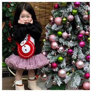 Détail d'un enfant portant un sac bonhomme de neige au crochet avec jupe en tulle