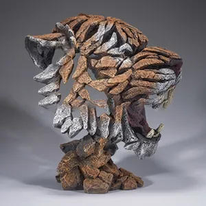 Dettaglio macro della statua a testa di tigre con trama a mosaico in pietra dura