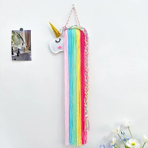 Détail de l'organisateur de cheveux licorne en feutre avec des glands en fil arc-en-ciel