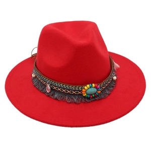 Dettaglio cappello fedora rosso con fascia etnica di perline, pietra turchese e nappe