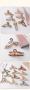 Détail de pinces à cheveux à motif écaille de tortue et marbre avec monture métallique
