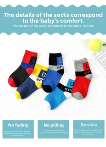 Detailliertes Set aus 5 Paar Baumwoll-Sportsocken für Jungen mit bunten Streifenmustern