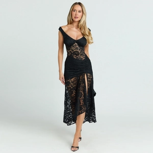 Robe midi élégante en dentelle noire, épaules dénudées, col en V et fente latérale haute