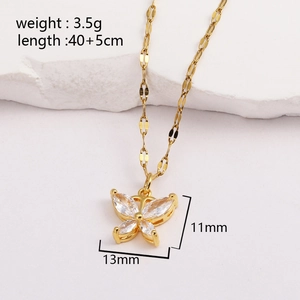 Collier pendentif papillon doré avec zircons sur un socle en pierre blanche