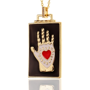 Vergoldete Halskette mit rechteckigem Hamsa-Hand-Anhänger auf schwarzem Emaille