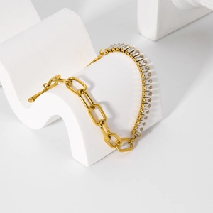 Detailaufnahme des 18K vergoldeten Gliederkettenarmbands mit Zirkonia und OT-Verschluss