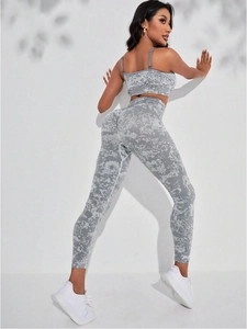 Detailansicht des Camouflage Fitness-Sets mit High Waist Schnitt und tollem Push-up Effekt