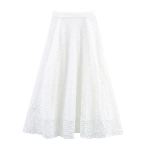 Jupe trapèze blanche élégante avec motifs de dentelle et taille haute soignée