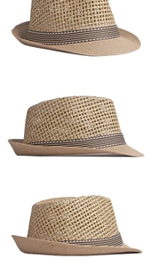 Dettaglio della trama a rete traforata e fascia a righe su un cappello fedora di paglia