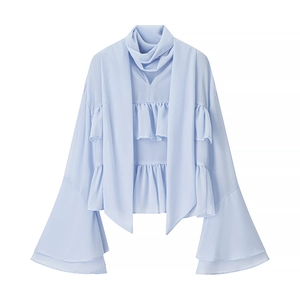 Blouse élégante en mousseline bleu clair avec volants superposés et manches évasées