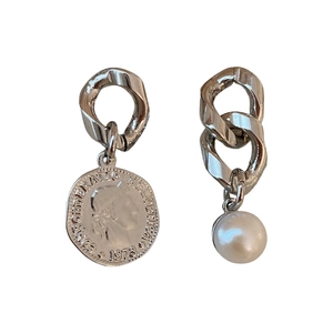 Asymmetric silver chain earrings with coin pendant and pearl in minimalist style