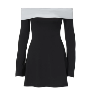 Détail du col bardot contrasté de style français sur une robe courte noire à manches longues